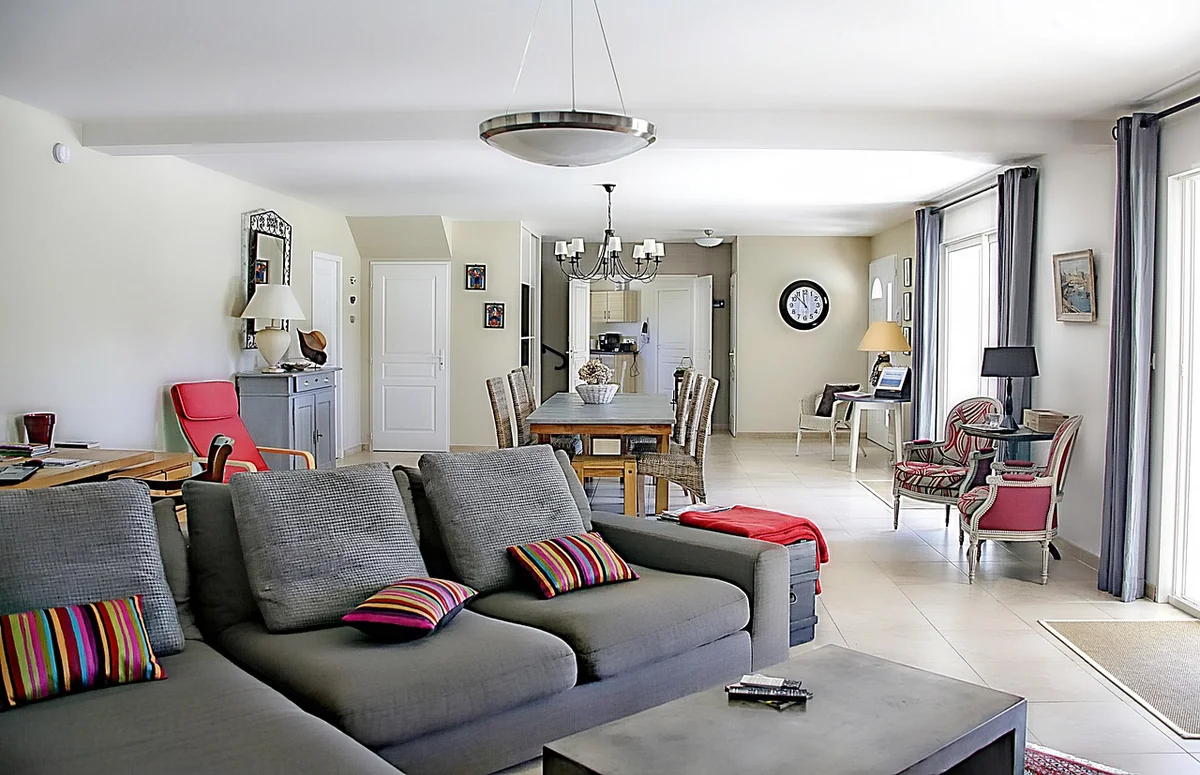 Où placer son horloge dans le salon : les règles d’or