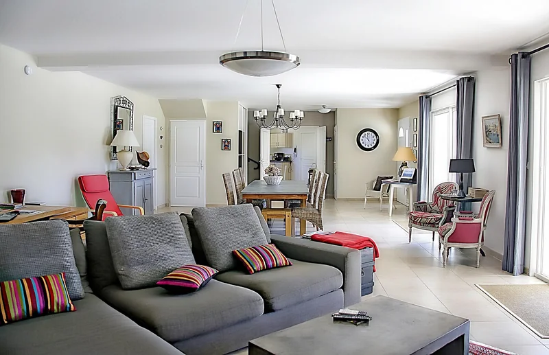 Où placer son horloge dans le salon : les règles d’or