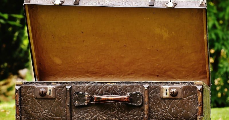 Urne mariage valise : l'idée vintage parfaite pour vos enveloppes