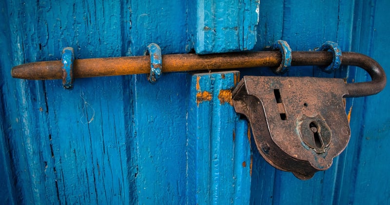 Débloquer une porte coincée : astuces simples et efficaces